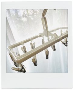 ワーホリでおすすめのニトリハンガー。ぱっと見は普通のピンチハンガーに見えますがとても優秀。