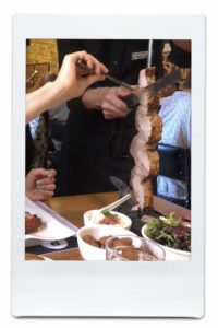 テーブルに運ばれてくる串役のお肉の様子。