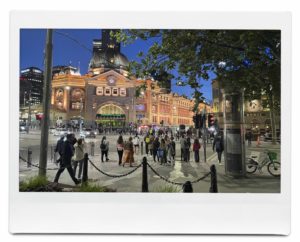 メルボルンで1日観光プラン。夜の駅舎。