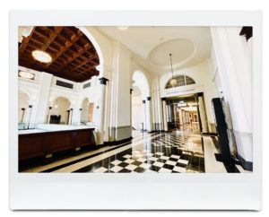 美術館内。旧裁判所。