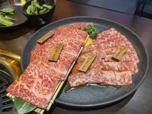 焼肉の盛り合わせ。