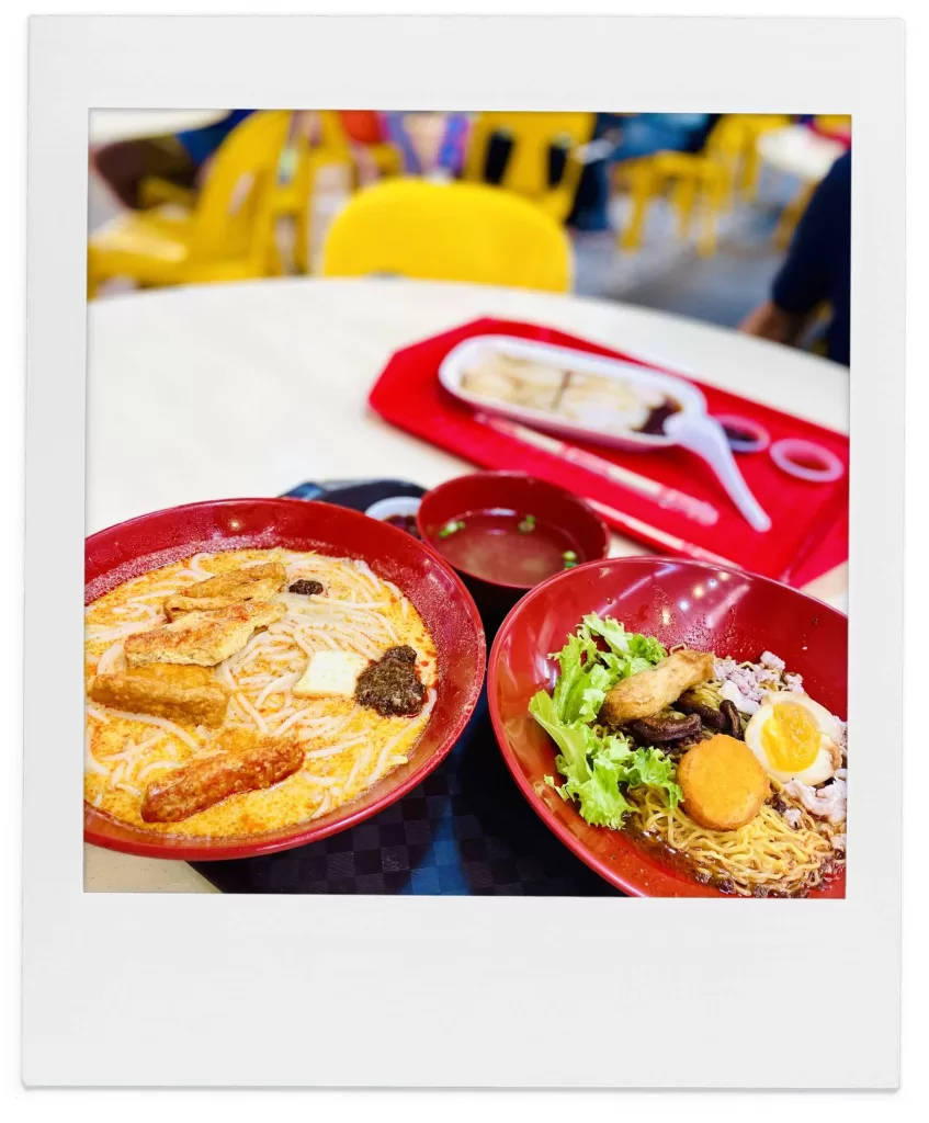 ハッピーホーカーズで購入したラクサと混ぜ麺