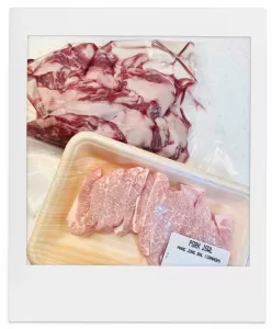 おまけで貰えた牛すじパックと豚トロの写真。
