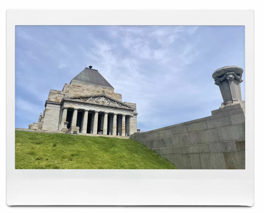 小高い丘の上にある戦争慰霊館(Shrine of Remembrance)