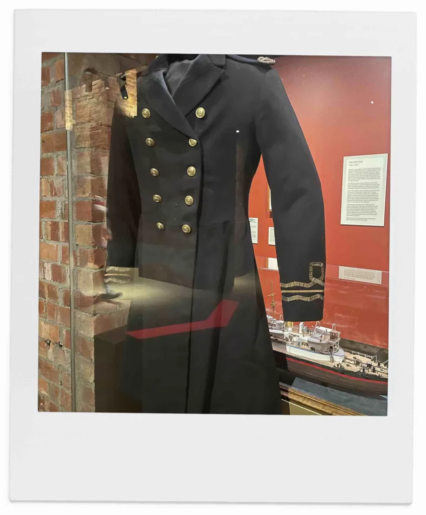 慰霊館内に展示されていた軍服。
